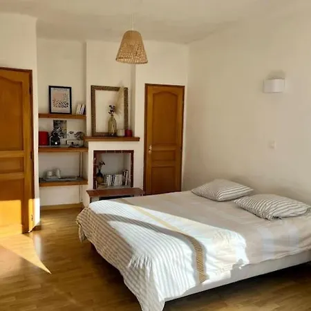 Maison De Charme En Pierre Avec Jardin - 66 *